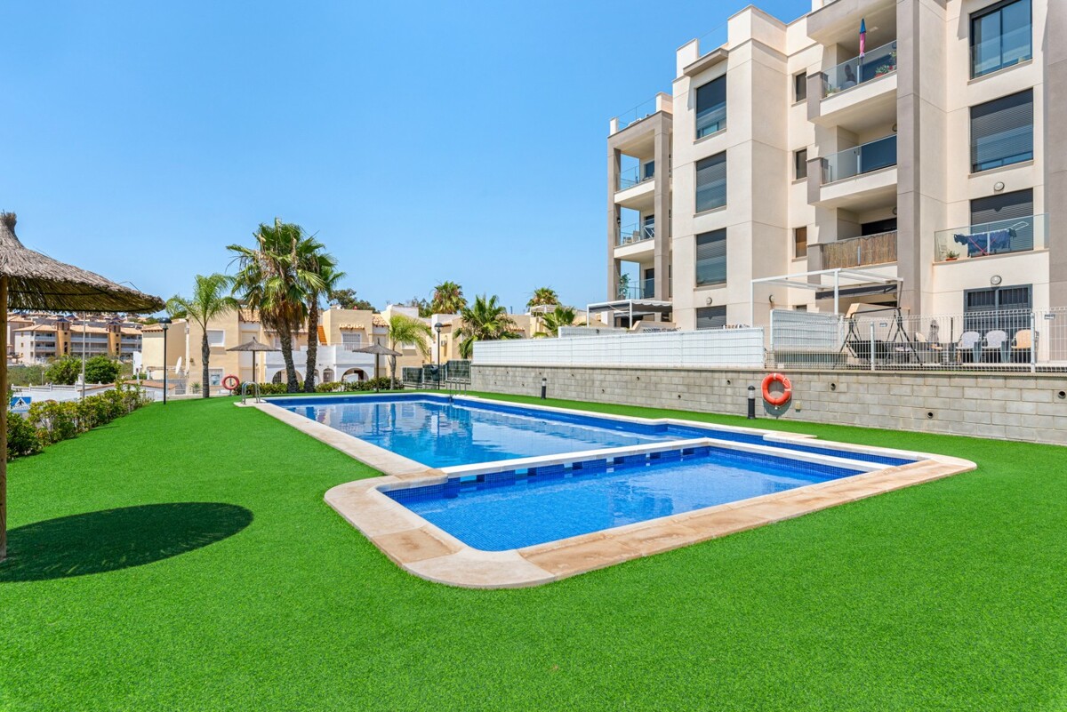2 bedroom, 2 bathroom penthouse in Villamartin with solarium and 3 communal pools