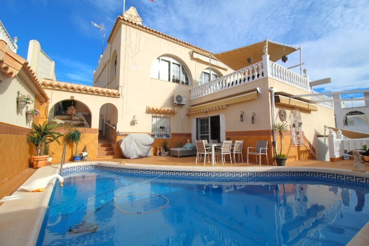 5 bedroom detached villa with Pool In Blue Lagoon